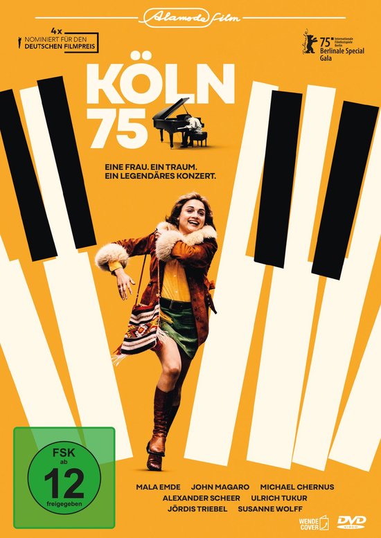 DVD-hoes met een lachende vrouw in bruine jas, groene rok, laarzen en tas, met pianotoetsen op de achtergrond.