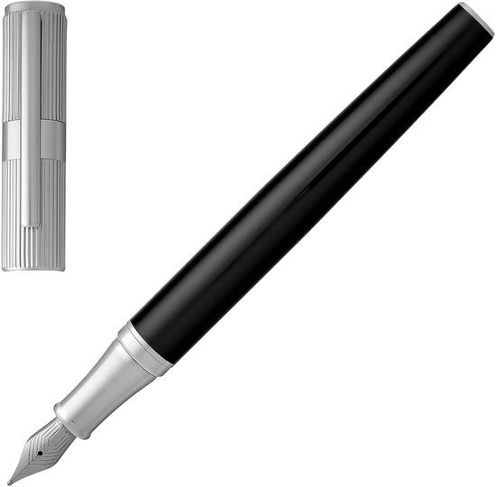 Zwarte Hugo Boss pen met zilverkleurige dop en penpunt.