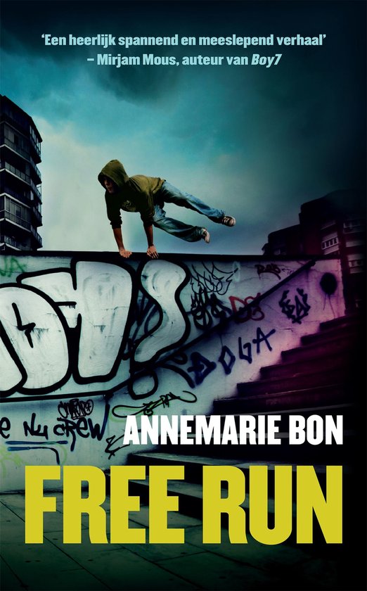 Jongeman met capuchon op een muur in parkourhouding, met graffiti op de muur. Titel 'Free Run' in gele letters.