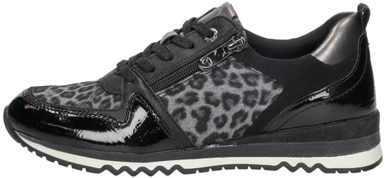 Zwarte sneaker met luipaardprint, lakleer en ritssluiting, met zilverkleurige details.