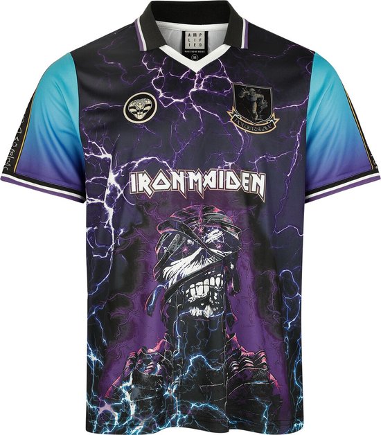 Maillot noir avec des éclairs violets, "IRON MAIDEN" et Eddie sur le devant, manches bleues et logos du club.