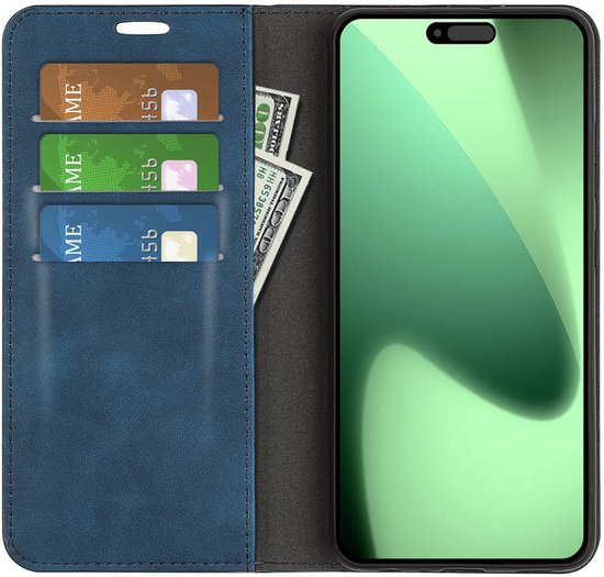 Blauw telefoonhoesje met drie kaarten en geld, met een telefoon met groen scherm.