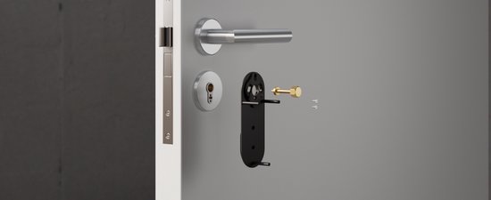 Zilverkleurige deurklink en slotonderdelen op een grijze deur.