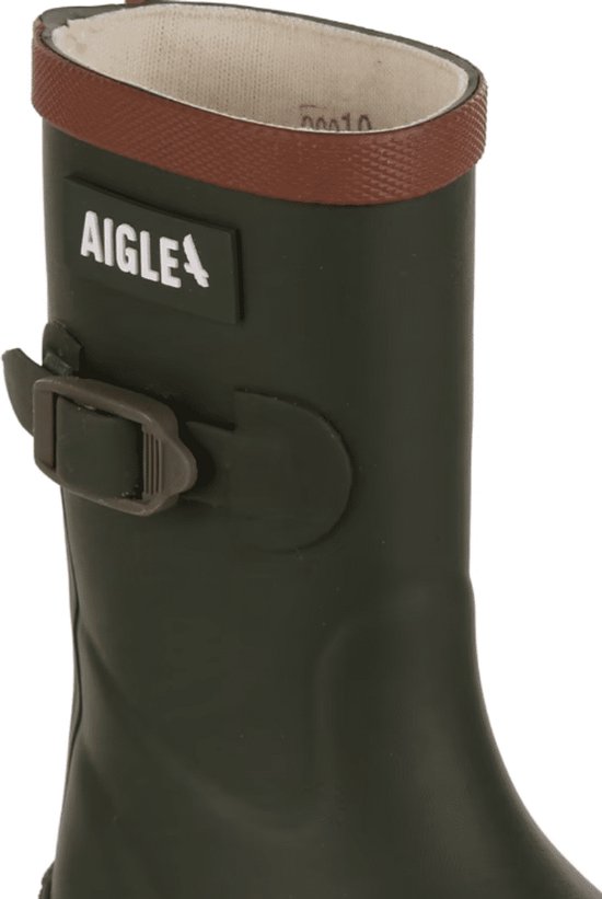 Sluiting van donkergroene regenlaars met bruine rand en Aigle logo.