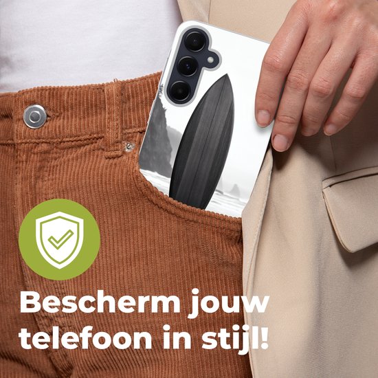 Telefoonhoesje Geschikt voor Samsung Galaxy A55 hoesje - Surfplank - Zand - Zee - Siliconen Telefoonhoesje Telefoonhoesje
