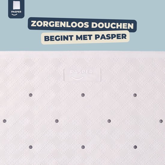 Detail van een witte douchemat met een ruitpatroon en drainagegaten.