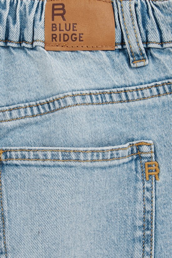 Achterkant van een lichte spijkerbroek met een leren label van Blue Ridge.
