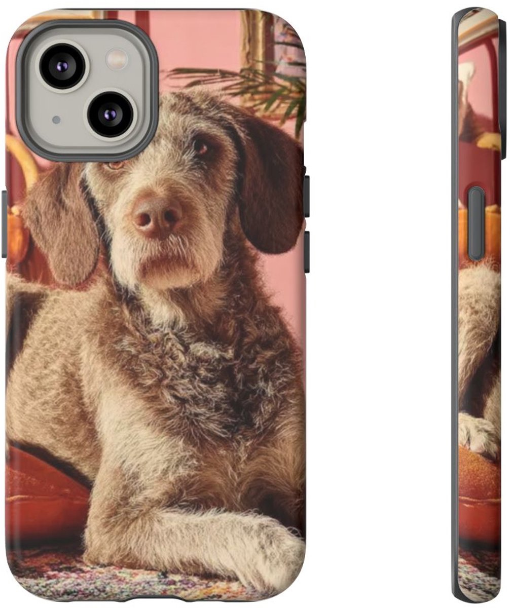 Bruine Hond Ontspant Binnen – Telefoonhoesje Geschikt voor iPhone 14