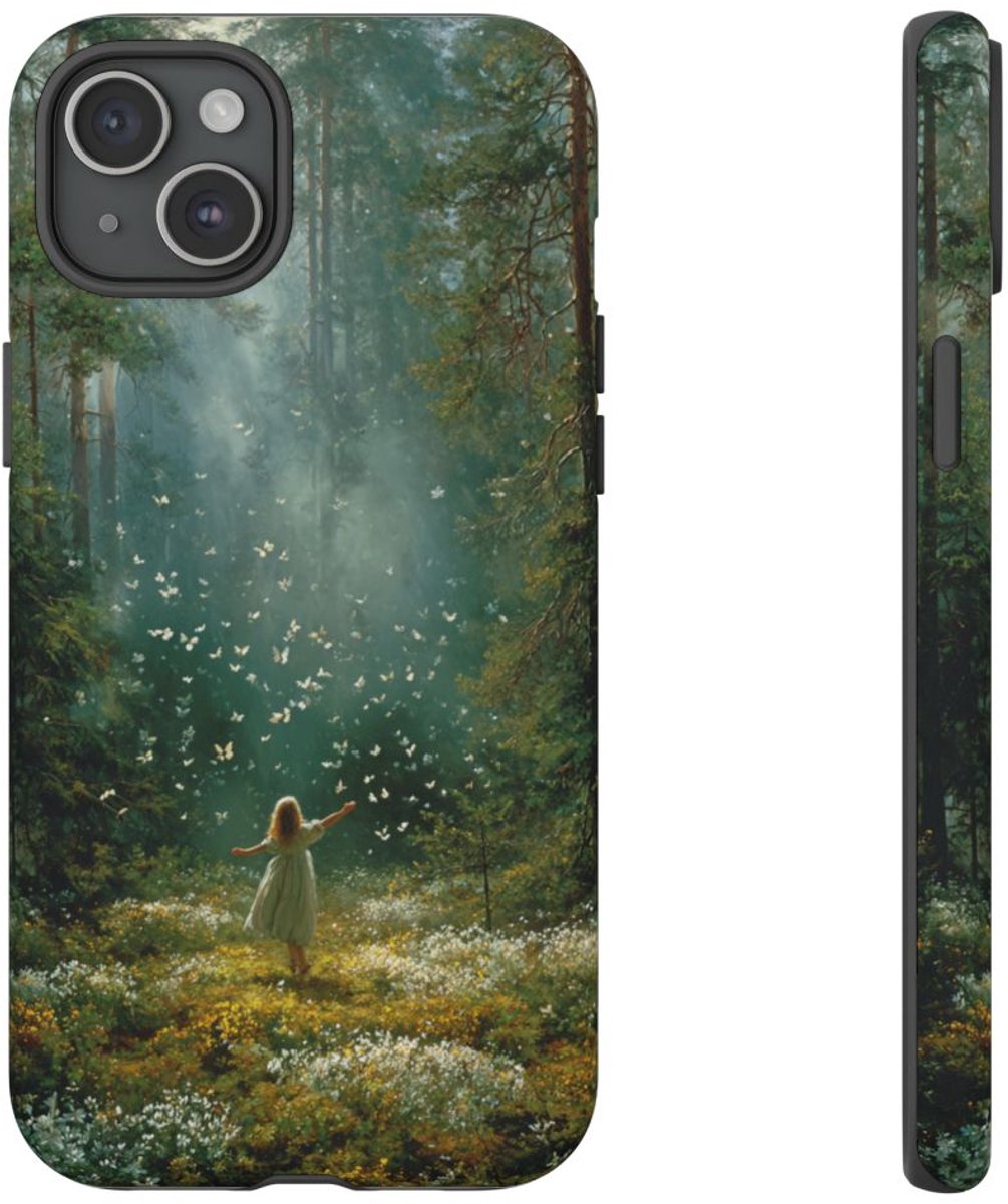 Meisje in Zonovergoten Bos met Vlinders – Telefoonhoesje Geschikt voor iPhone 15 Plus