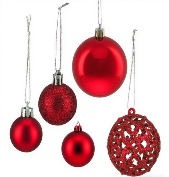 Vier rode kerstballen, drie glad en één met glitter, en één decoratieve rode kerstbal met open patroon.