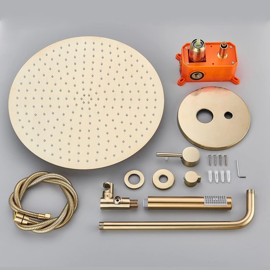 Geassembleerde geborstelde gouden doucheset met ronde douchekop, inbouwdoos, handdouche, slang en kraan.