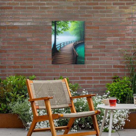 Houten tuinposter met een schilderachtige houten brug over een turquoise water in een mistig bos, naast een stoel.