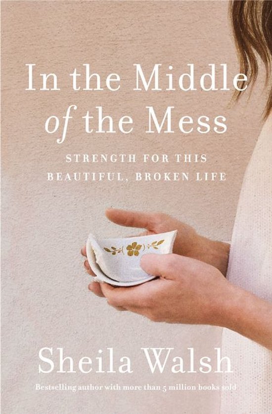 Boekcover met de titel 'In the Middle of the Mess' door Sheila Walsh, in handen van een persoon.