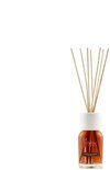 Millefiori Milano vanille en hout geurstokjes in een oranje fles.