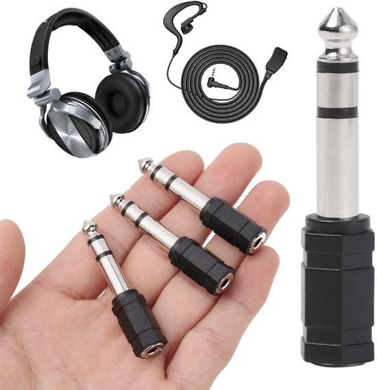 Een hand met drie 6.35mm naar 3.5mm audio adapters, een koptelefoon, een oorhaak-oortje met kabel en een 6.35mm audio adapter.
