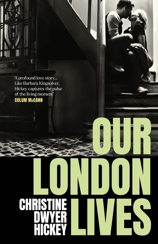 Boekomslag: 'Een diepgaande liefdesverhaal...'. Een stel kust op de trap. Titel: OUR LONDON LIVES.