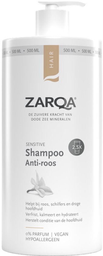 Witte shampoofles met pompje, "ZARQA Sensitive Shampoo Anti-roos" op het etiket, 500 ml.