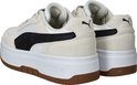Achterkant van een paar witte Puma sneakers met beige suède, zwarte Formstrip en wit Puma logo.