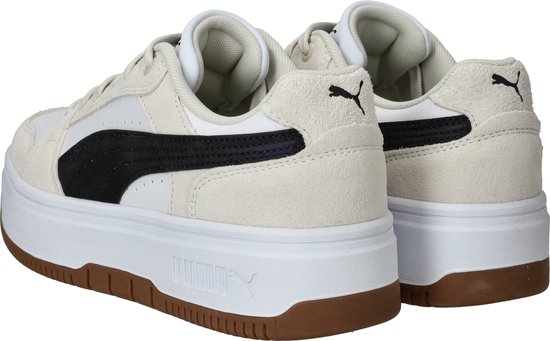 Achterkant van een paar witte Puma sneakers met beige suède, zwarte Formstrip en wit Puma logo.