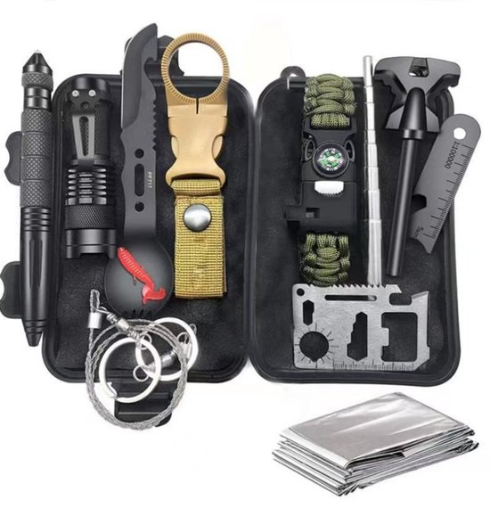 Een open, zwarte koffer met outdoor survivaluitrusting: multitool, zaklamp, fire starter, kompas, fluitje, touw en meer.