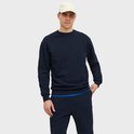 Man in een donkerblauwe sweater met een blauwe zoom aan de joggingbroek.