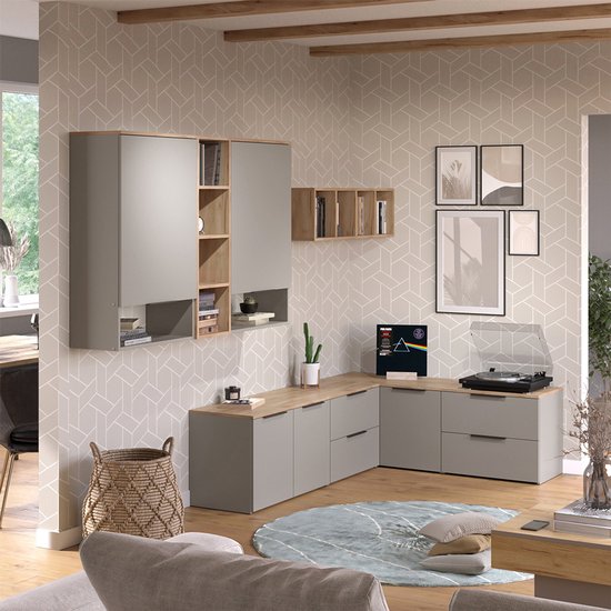 Woonkamer met grijze kasten, houten bladen en een platenspeler, Pink Floyd album op het blad.