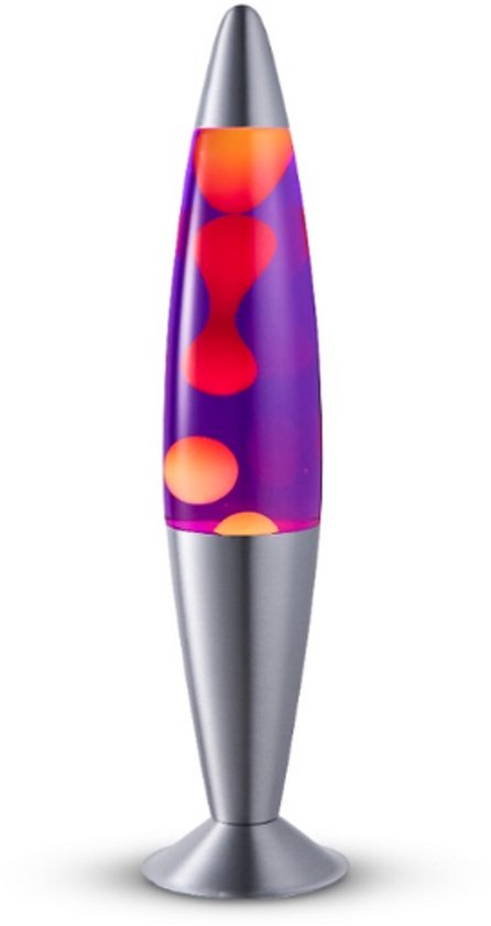 Zilveren lavalamp met paarse vloeistof en oranje/rode bubbels op een witte achtergrond.