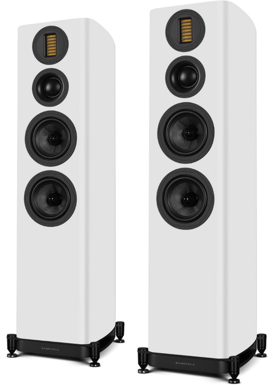Twee witte Wharfedale EVO 5.4 vloerstaande speakers met zwarte drivers en een gouden tweeter.