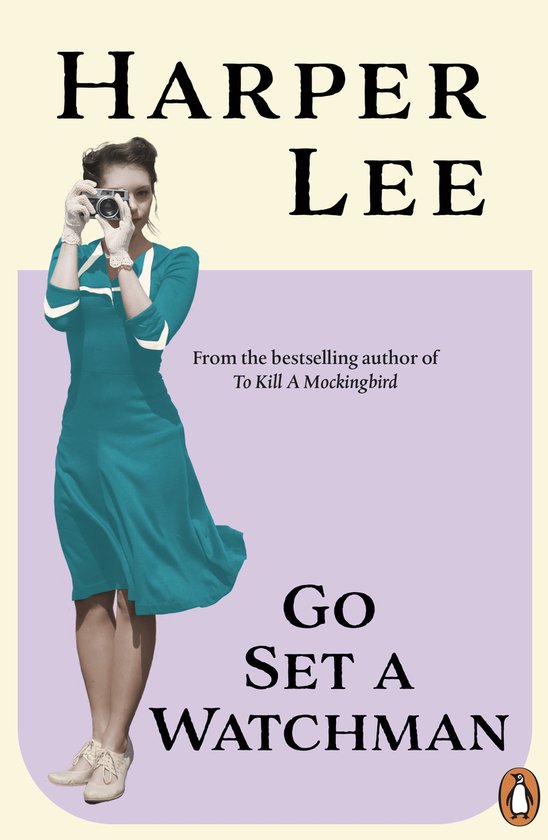 Couverture du livre 'Go Set a Watchman' avec une femme en robe bleue tenant un appareil photo.