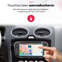 Vinger die een 7 inch touchscreen van een autoradio bedient in een auto dashboard. Mogelijkheden van het scherm getoond.