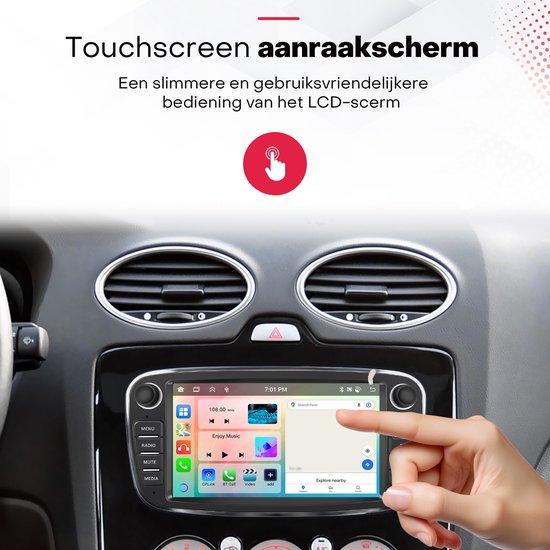 Vinger die een 7 inch touchscreen van een autoradio bedient in een auto dashboard. Mogelijkheden van het scherm getoond.