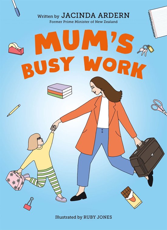 Boekomslag van 'Mum's Busy Work' door Jacinda Ardern. Een moeder met een aktetas en dochter met een tas, rennen druk rond..