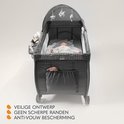 Grijs campingbedje met mobiel, baby en organizer. Tekst: veilig ontwerp, geen scherpe randen.
