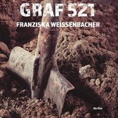 Boekomslag van "GRAF 521" door FRANZISKA WEISSENBACHER. Een schop steekt uit de aarde.