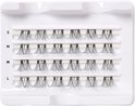 Close-up van nepwimpers in maten S, M, L op een witte tray.