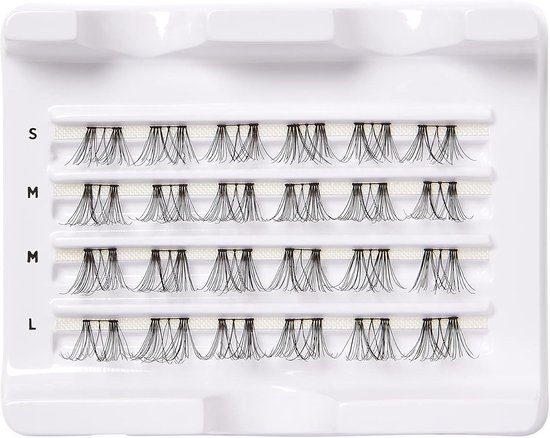 Close-up van nepwimpers in maten S, M, L op een witte tray.