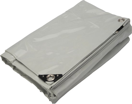 Bâche PVC gris clair pliée avec coins renforcés et œillets.