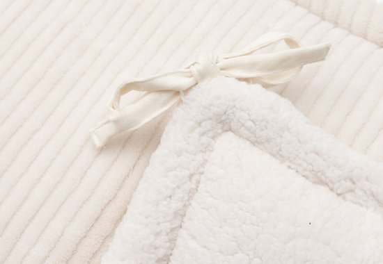 Detail van de hoek van de crème ledikantbumper met ribbelstof en teddy stof.