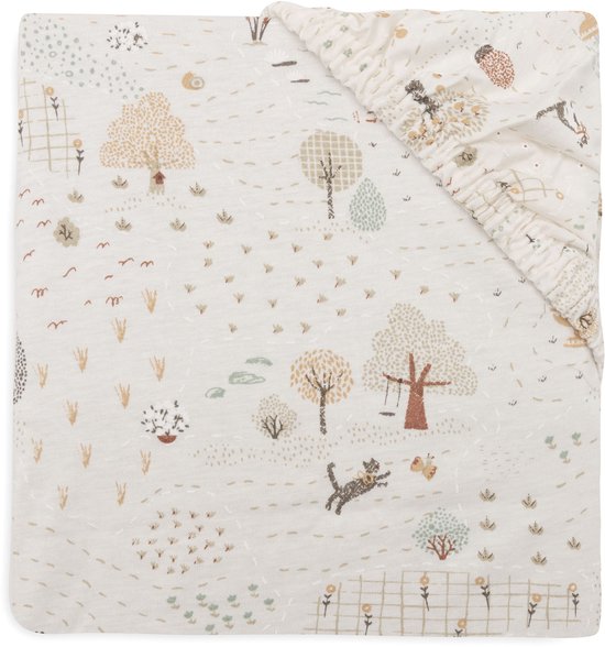 Crème ledikantlaken met een all-over print van bomen, dieren en hekjes in herfstkleuren.