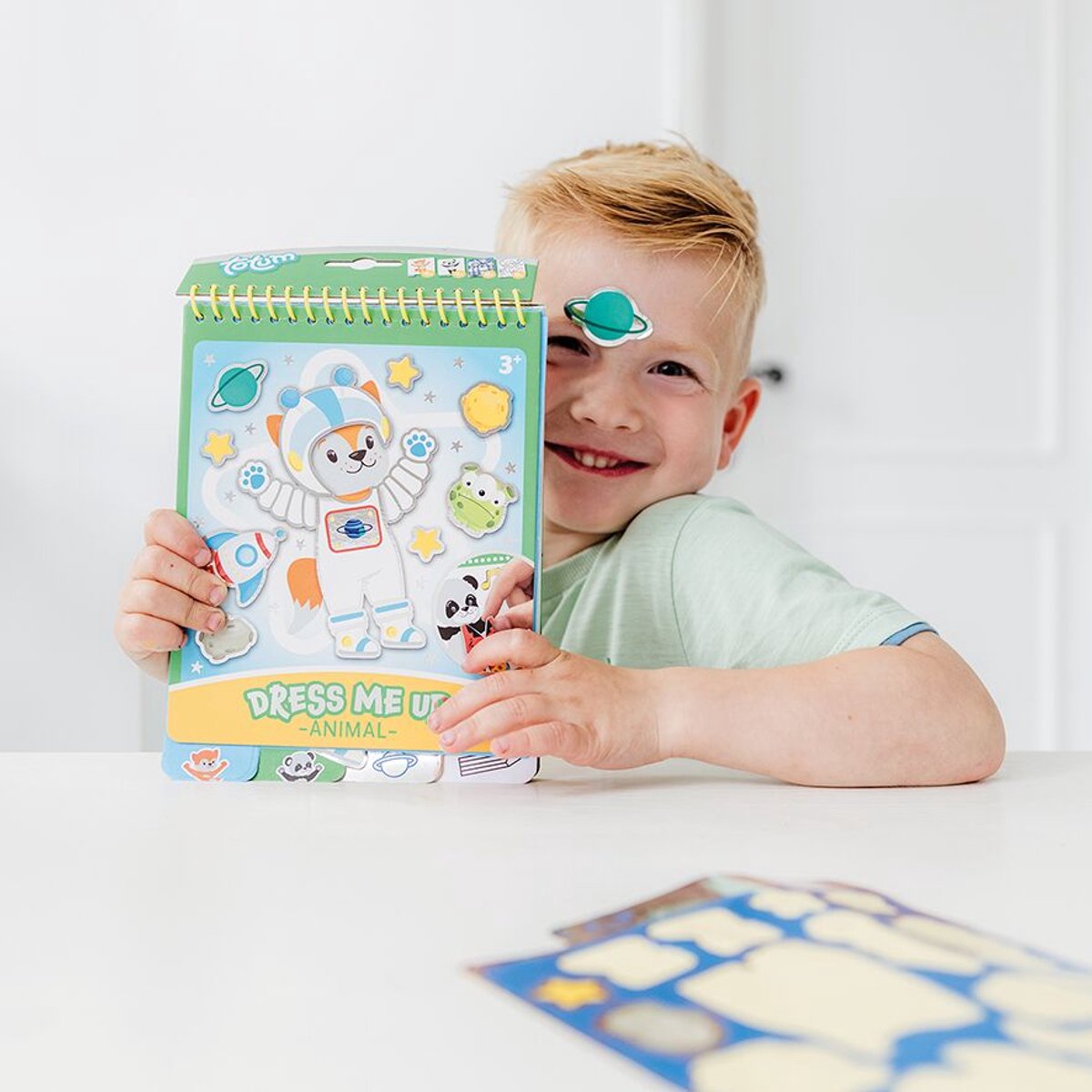 Totum Dress Me Up sticker aankleed- en kleurboekje vakantieboekje dieren 24 delig - speelgoed junior vanaf 3 jaar stickeren en kleuren - panda en vosje — afbeelding 5