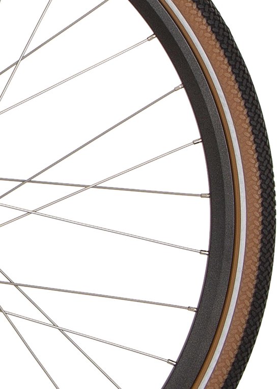 Fietsband met zwart profiel en bruine zijkant, reflecterende witte streep, op grijze velg.