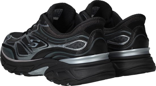 Achterkant, van opzij gezien, van zwarte Skechers sneakers met zilverkleurige accenten.