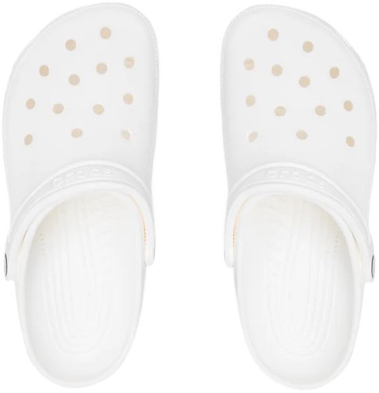 Twee witte Crocs Clogs, de bovenkant gezien, met perforaties voor ventilatie.