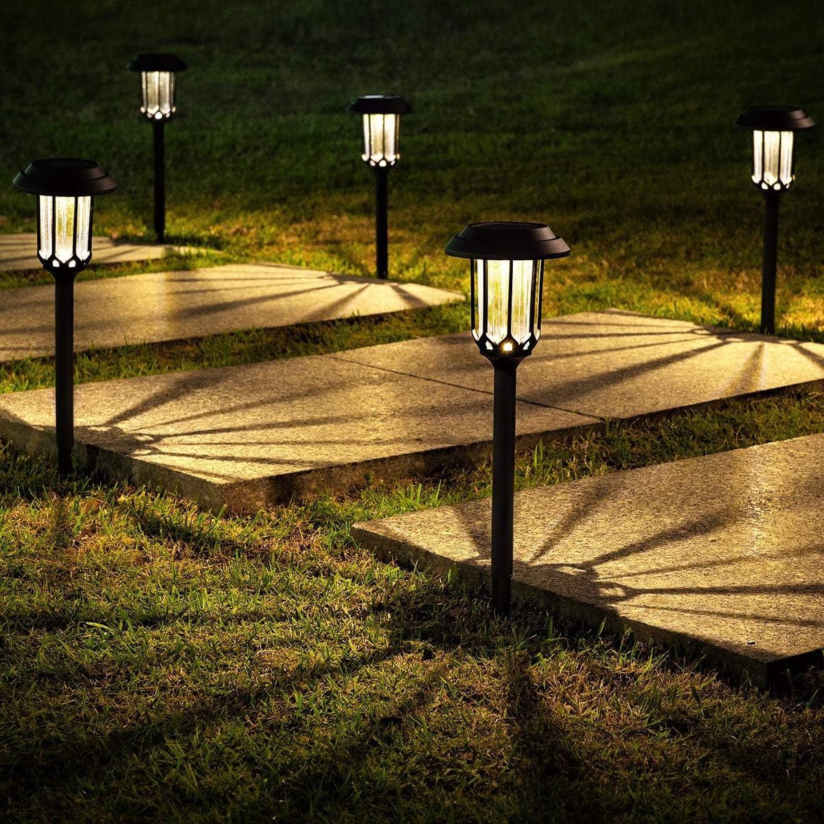 Zonne-energie LED Stake Light Waterproof Solar Lights Warm Wit voor Landschap Oprit Vijver Yard Pathway Gazon Gift 8 stuks