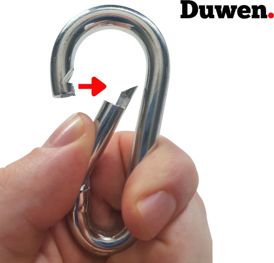 Hand die een zilveren karabijnhaak vasthoudt, met een rode pijl die de scheur in het metaal aangeeft.