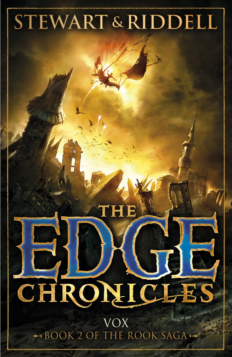 Boekomslag van 'The Edge Chronicles: Vox', met Stewart & Riddell bovenaan. Een fantasiewereld met ruïnes en luchtschepen.