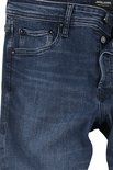 Detail van de tailleband van een donkerblauwe jeans, met zakken en knopen.