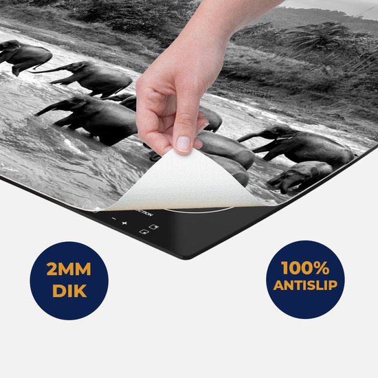 Chefcare Inductie Beschermer Kudde Olifanten in het Water - Zwart Wit - 75x55 cm - Afdekplaat Inductie - Kookplaat Beschermer - Inductie Mat