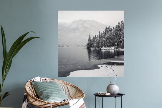 Muurstickers - Sticker Folie - Water - Winter - Natuur - Dennenboom - 100x100 cm - Plakfolie - Muurstickers Kinderkamer - Zelfklevend Behang XXL - Zelfklevend behangpapier - Stickerfolie