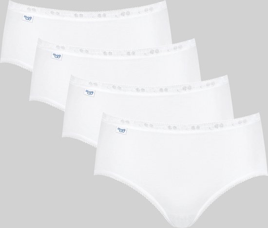 Vier witte midi slips op een rij, met kanten boord aan de taille en beenopeningen.